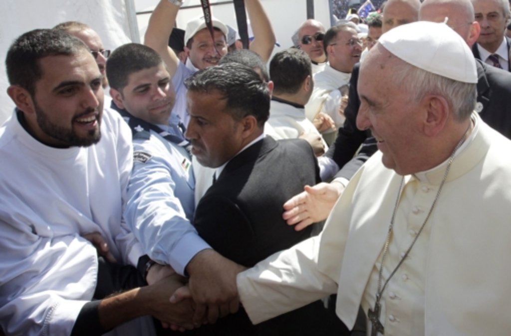 Papst Franziskus (rechts) hat zu Beginn seiner Nahost-Reise ein Bad in der Menge genommen.