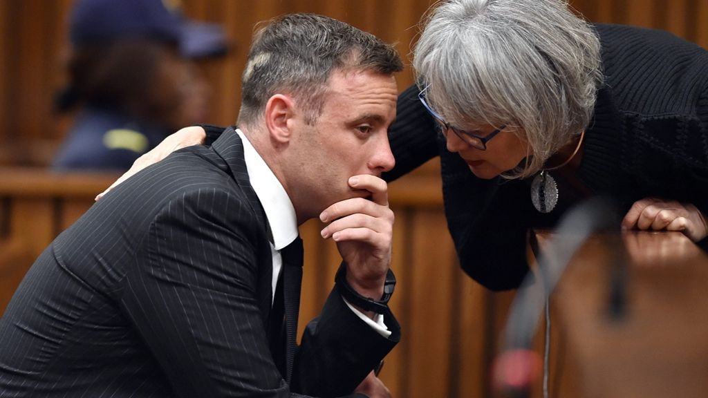  Im Mordprozess um Oscar Pistorius wird sich der Sportler aufgrund einer posttraumatischen Belastungsstörung nicht mehr zur Anklage äußern. Das Urteil soll am Freitag verkündet werden. Ihn erwartet eine mehrjährige Haftstrafe. 