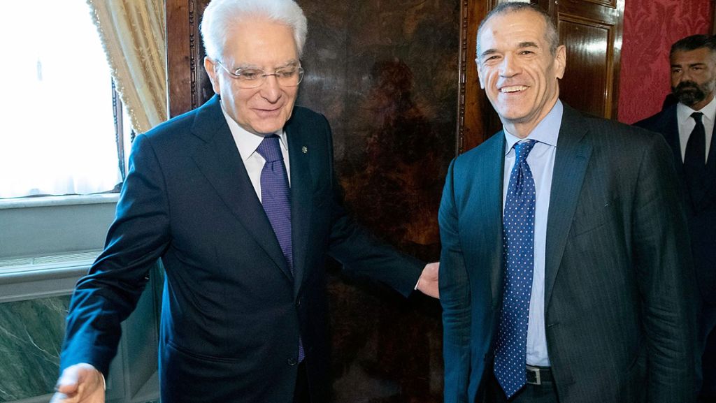  Italien ist im politischen Chaos versunken. Um bei Neuwahlen nicht alles in die Hand der Euro-Gegner zu legen, muss der Umgang mit Italien überdacht werden, fordert unsere Italien-Korrespondentin Almut Siefert. 