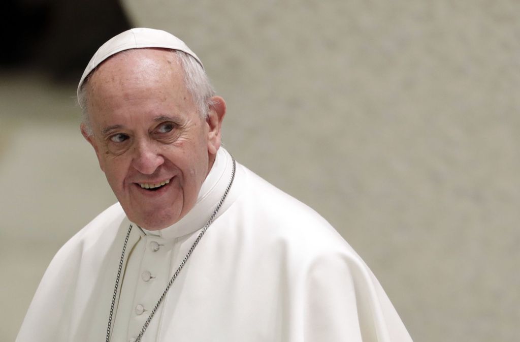 Der Papst selbst habe gelassen auf die Plakate reagiert, berichtet die italienische Tageszeitung „Corriere della Sera“ unter Berufung auf eine vatikanische Quelle.
