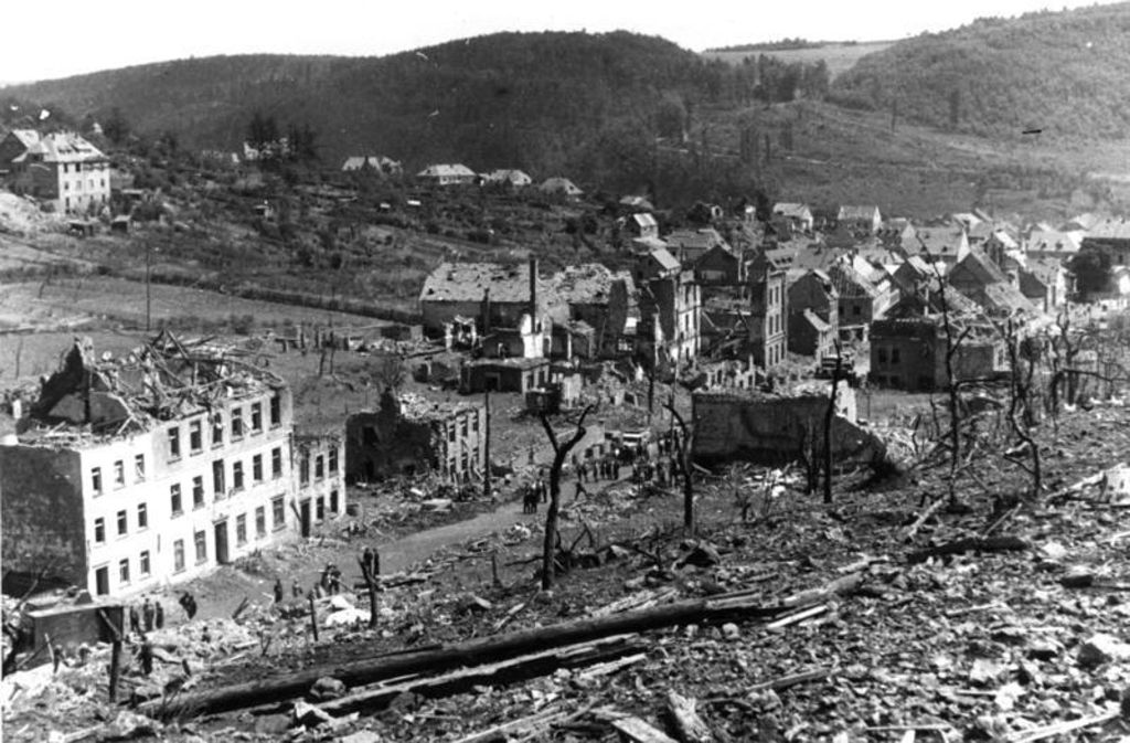 15. Juli 1949 – Prüm: 500 Tonnen Sprengstoff, mit dem Teile des Westwalls beim Prüm in Rheinland-Pfalz gesprengt werden sollten, explodierten in einem Bergstollen, zwölf Menschen starben. Sprengkraft: 500 Tonnen TNT.