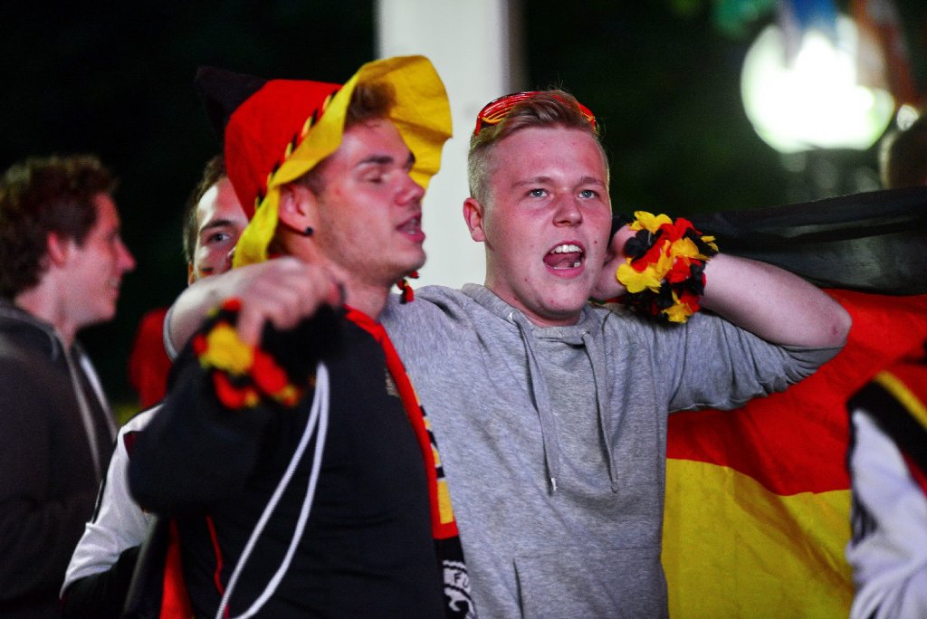 WM: Public Viewing in Stuttgart. Die deutschen Fans feiern bis tief in die Nacht. Ob im Hotzenplotz, im Sutsche, im Schlossgarten-Biergarten oder später auf der Theodor-Heuss-Straße. Das 7:1 gegen Brasilien verzückt alle.