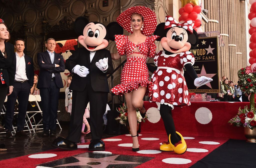 Disney-Comicfigur Minnie Maus erhielt am Montag ihren eigenen Stern im Asphalt des berühmten Walk of Fame. Mit dabei: Stars wie Katy Perry oder Micky.