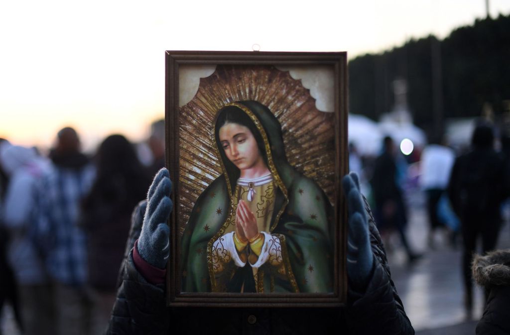 Das nach der Gottesmutter von Guadalupe in Spanien benannte mittelamerikanische Gnadenbild Unserer Lieben Frau entstand während der Gründung des mexikanischen Kolonialreichs Neuspanien. 1521 hatten spanische Truppen unter dem Konquistador Hernán Cortés das Aztekenreich erobert.