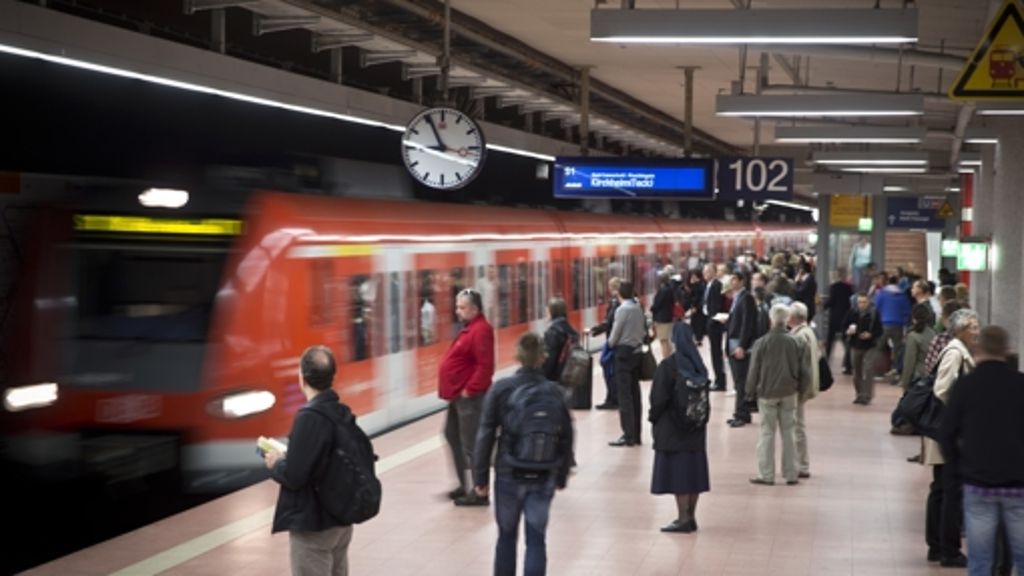 S-Bahn Stuttgart: Neuer S-Bahn-Zug bleibt mit offenen Türen liegen