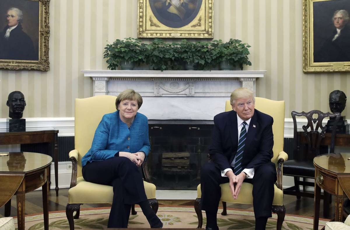 März 2017: Bundeskanzlerin Merkel reist nach der Wahl von Donald Trump zum US-Präsidenten für einen ersten Besuch in die USA. In Washington sorgt eine Situation für Aufregung: Als die Presse einen Handschlag fürs Bild fordert, ignoriert Trump das. Dennoch bleibt Merkel bei dem Treffen gelassen und offen. Zum Abschluss gibt es dann doch noch einen Händedruck.