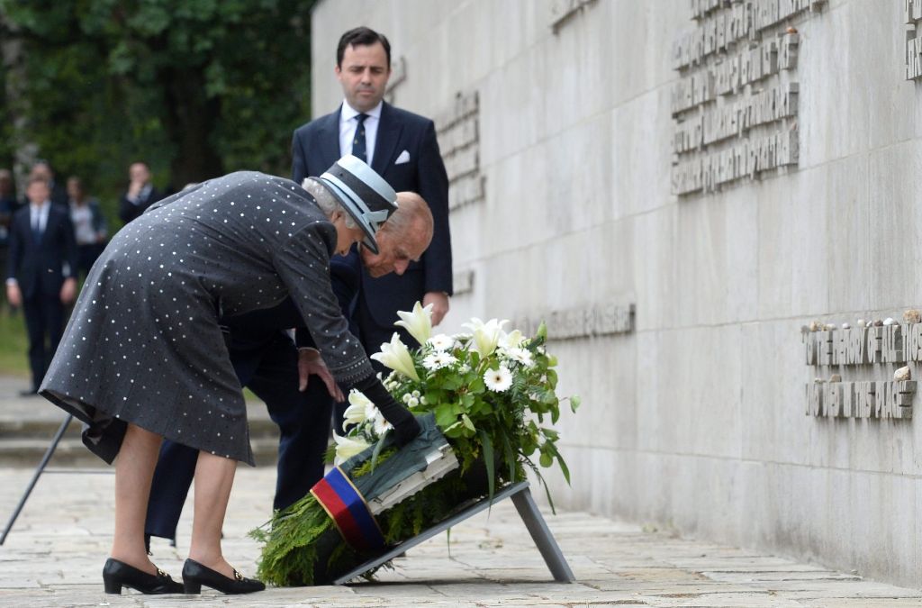 In der Gedenkstätte Bergen-Belsen legt die Queen einen Kranz nieder.