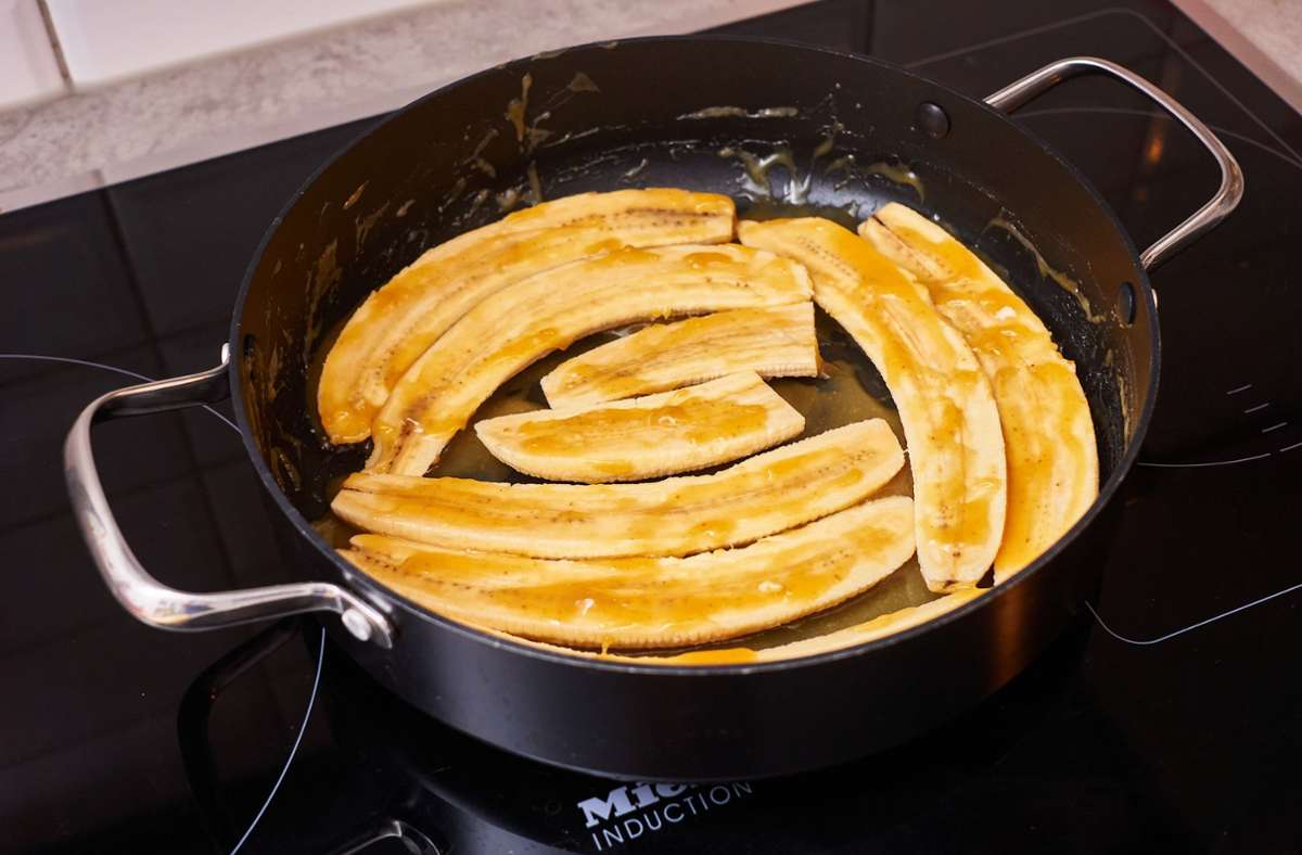 Die Bananen mit der Schnittfläche nach oben hineinlegen und mit etwas von dem Karamell überziehen. Im Ofen etwa 8 Minuten grillen (Öfen sind unterschiedlich, deshalb nach 7 Minuten schon einmal nachsehen), bis die Bananen weich und leicht gebräunt sind.