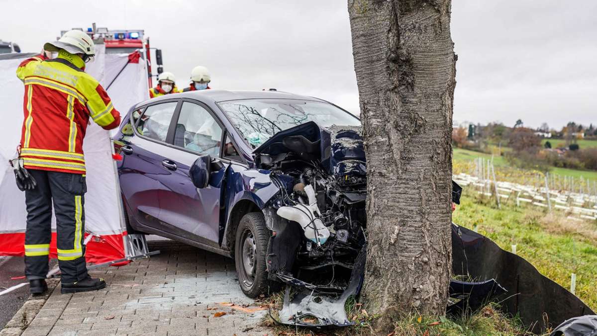  Eine Seniorin ist bei einem Verkehrsunfall am Mittwochmittag in Ostfildern (Kreis Esslingen) verstorben. Sie kam aus bislang ungeklärter Ursache von der Fahrbahn ab und prallte gegen einen Baum. 