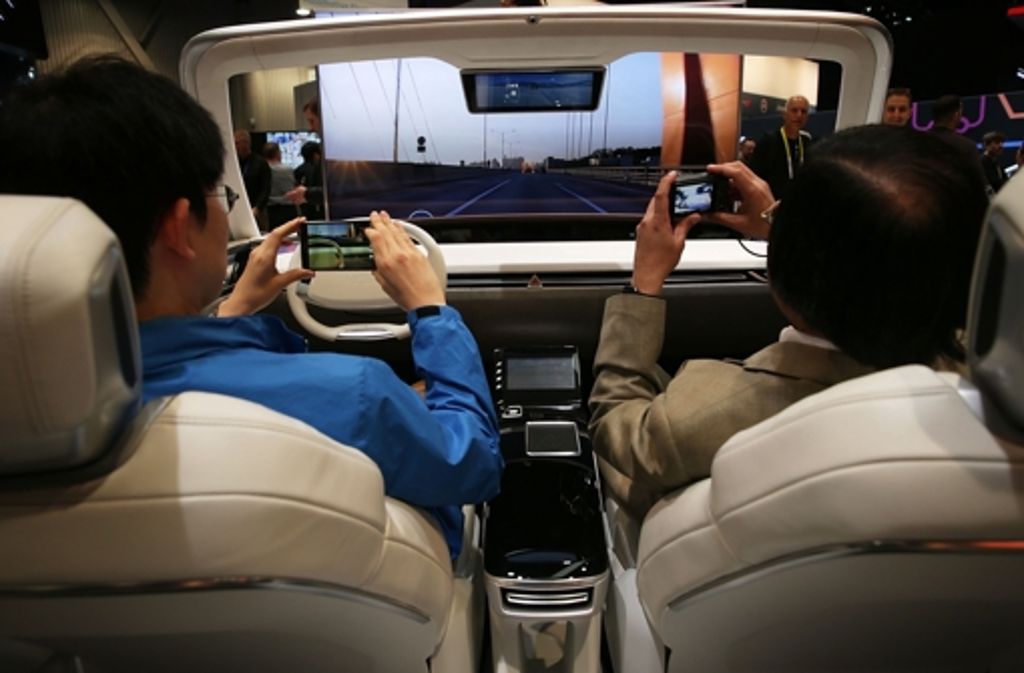 Mercedes Benz hat testweise seinen autonom fahrenden Lastkraftwagen schon auf die Straße geschickt. Auf der CES können Besucher in einem Simulations-Cockpit erfahren, wie ein Auto automatisch auf reale Verkehrsbedingungen reagiert.