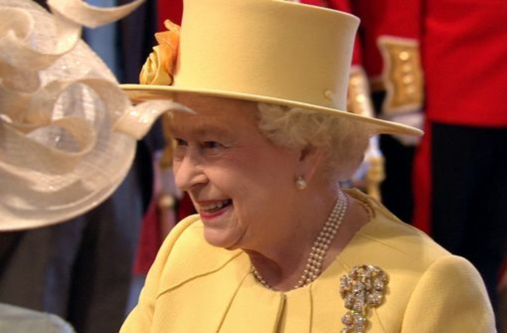 Queen Elizabeth II. in einem sonnengelben Kostüm