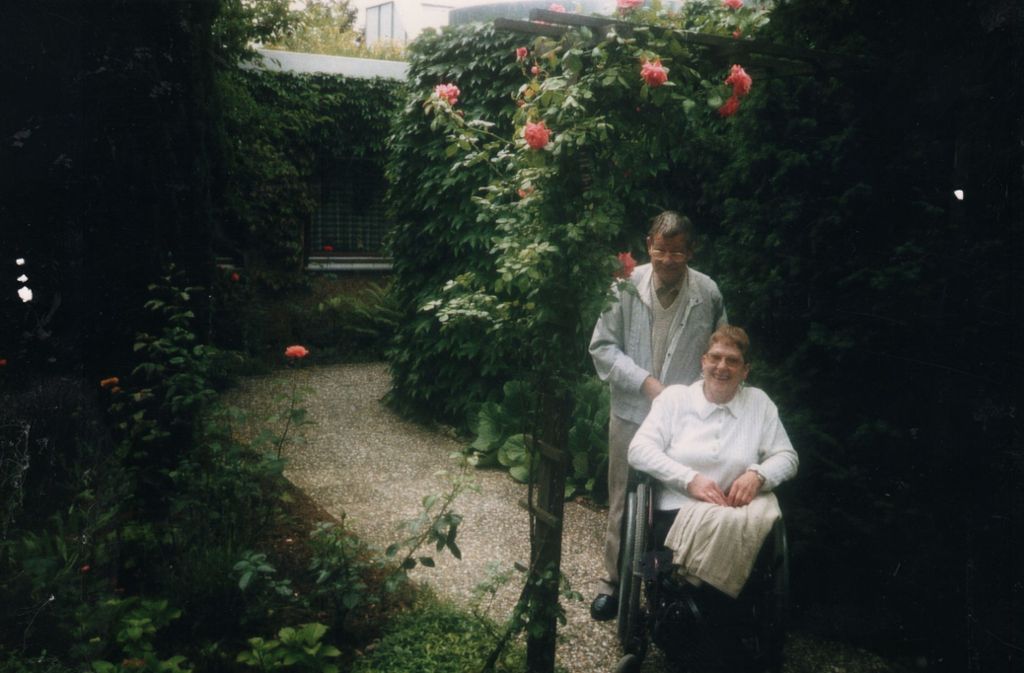 Das Ehepaar vor seinem Wohnhaus auf der Ludwigsburger Karlshöhe. 16 Jahre währt das Glück. Dann bekommt Karl zunächst Krebs, später hat er vier Schlaganfälle. Im August 2013 muss Elke Mayer ihren Mann begraben. Sie zieht ins Altenheim.