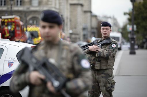 Bewaffnete Einsatzkräfte patrouillieren nach der Bluttat rund um die Pariser Polizeipräfektur Foto: dpa/Kamil Zihnioglu