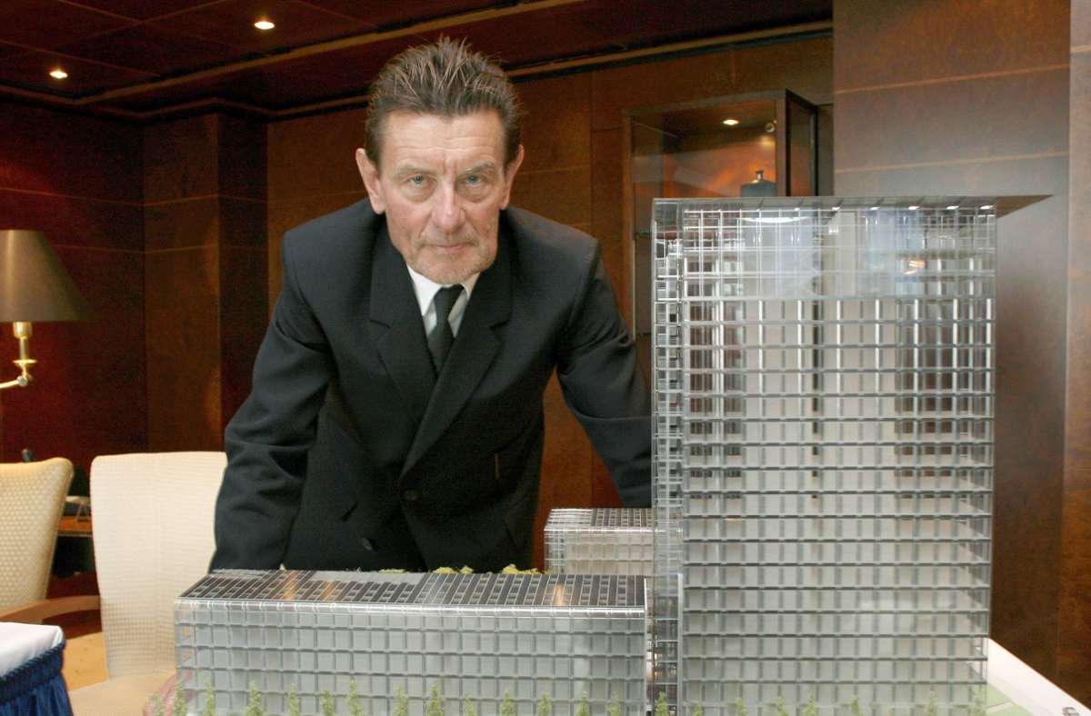 Architekt Helmut Jahn vor dem Modell des Skyline Tower München in München
