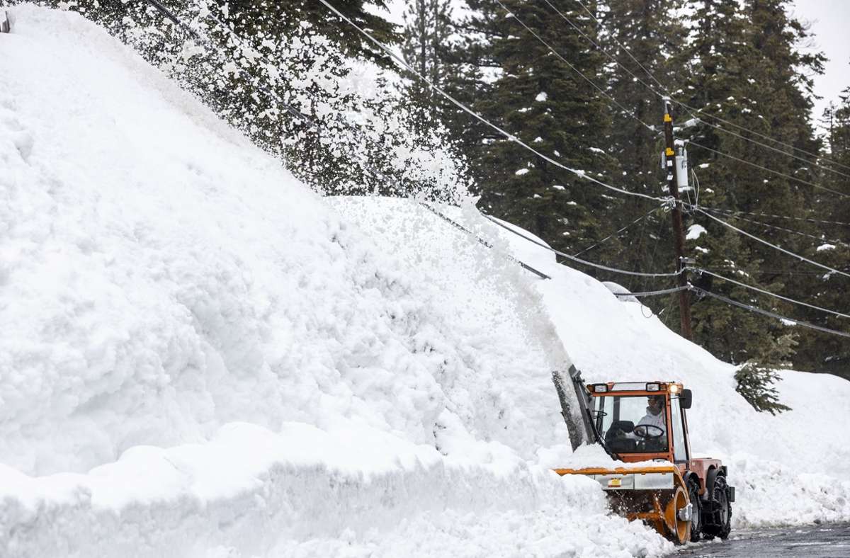 Am Lake Tahoe in Kalifornien kämpft sich ein Mann mit einer Schneefräse durch die Schneemassen.