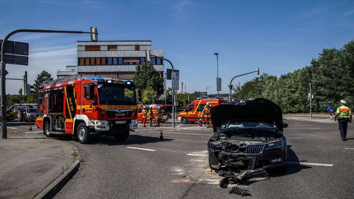 Polizeibericht aus Leonberg: Drei Verletzte bei Unfall an Kreuzung