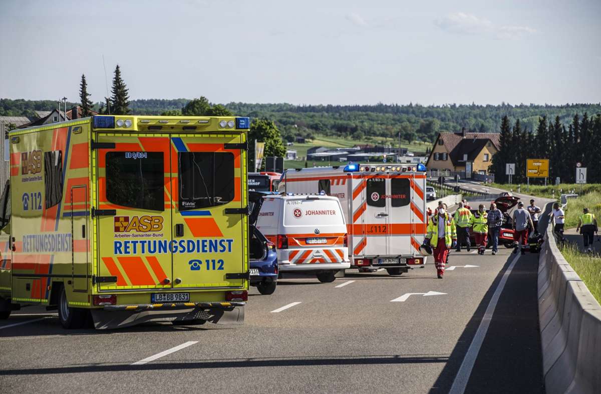 Während der Unfallaufnahme wurde für rund zwei Stunden die B 464 auf Höhe der Anschlussstelle Holzgerlingen-Nord vollgesperrt.