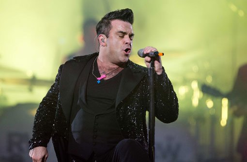 Ein bisschen fülliger um die Hüften, aber mit vollem Körpereinsatz dabei: Robbie Williams ist immer noch ein begnadeter Entertainer - auch wenn er privat grundsolide geworden ist. Foto: dpa