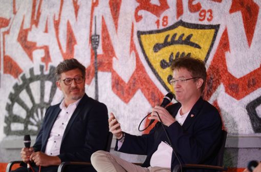 Wahlkampf in der „Schwemme“: VfB-Präsident Claus Vogt (links) und seine Gegenkandidat Pierre-Enric Steiger Foto: Baumann
