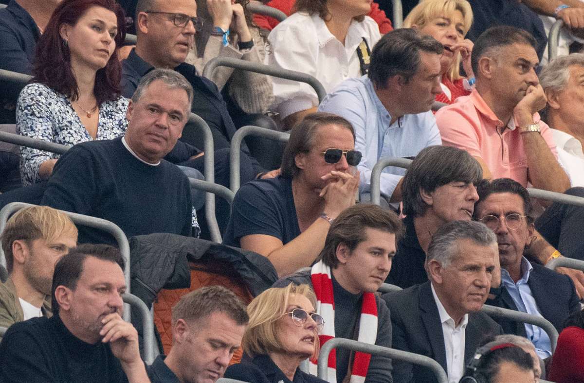 Hoher Besuch in der Mercedes-Benz-Arena: Joachim Löw mit Thomas Schneider und Andreas Rettig