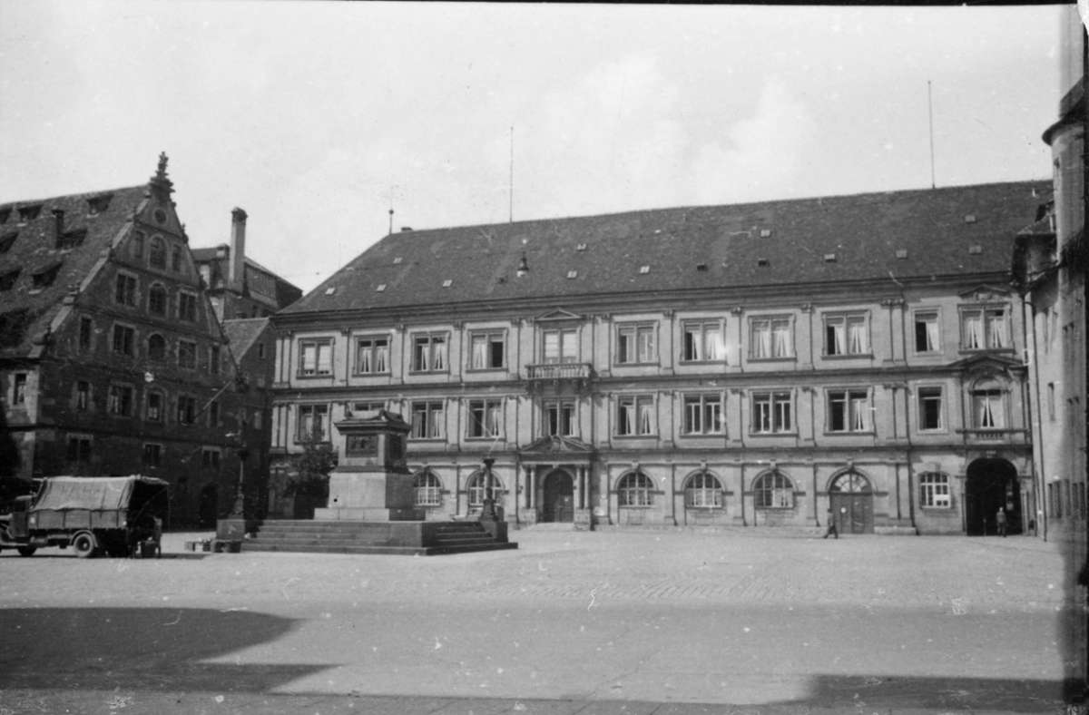 1942 ist das Schillerdenkmal vom Schillerplatz verschwunden, die Kandelaber nicht.