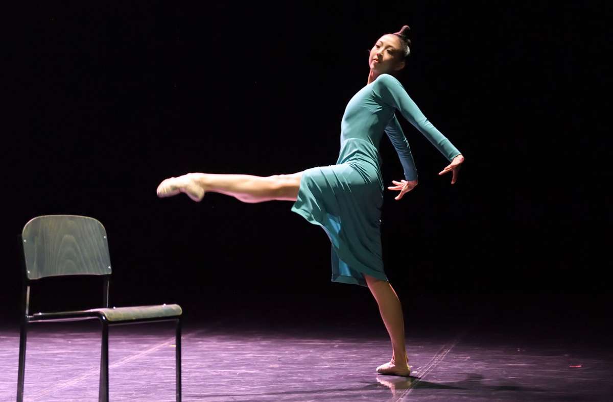 Mit Louis Stiens hat Agnes Su wiederholt als Tänzerin zusammengearbeitet, hier tanzt sie in seiner Neukreation „Petals“, die für den Ballettabend „Response I“ im Sommer 2020 entstanden ist.