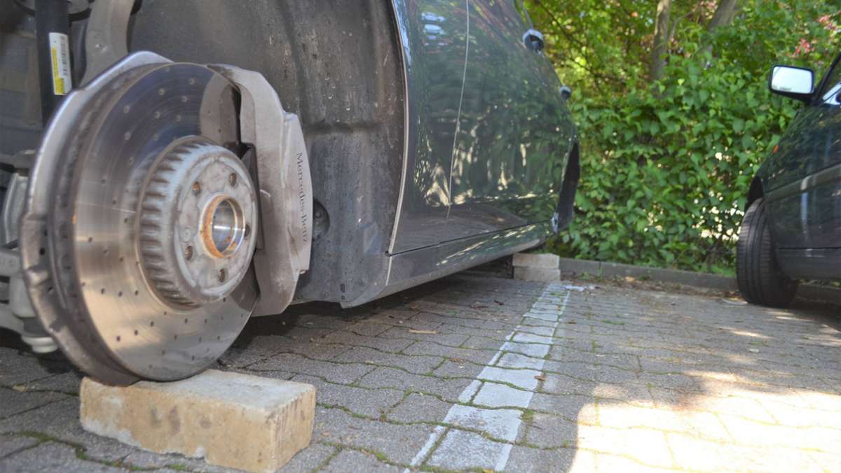 Kurioser Diebstahl in Stuttgart-Vaihingen: Räder abmontiert und Mercedes auf Backsteine gestellt