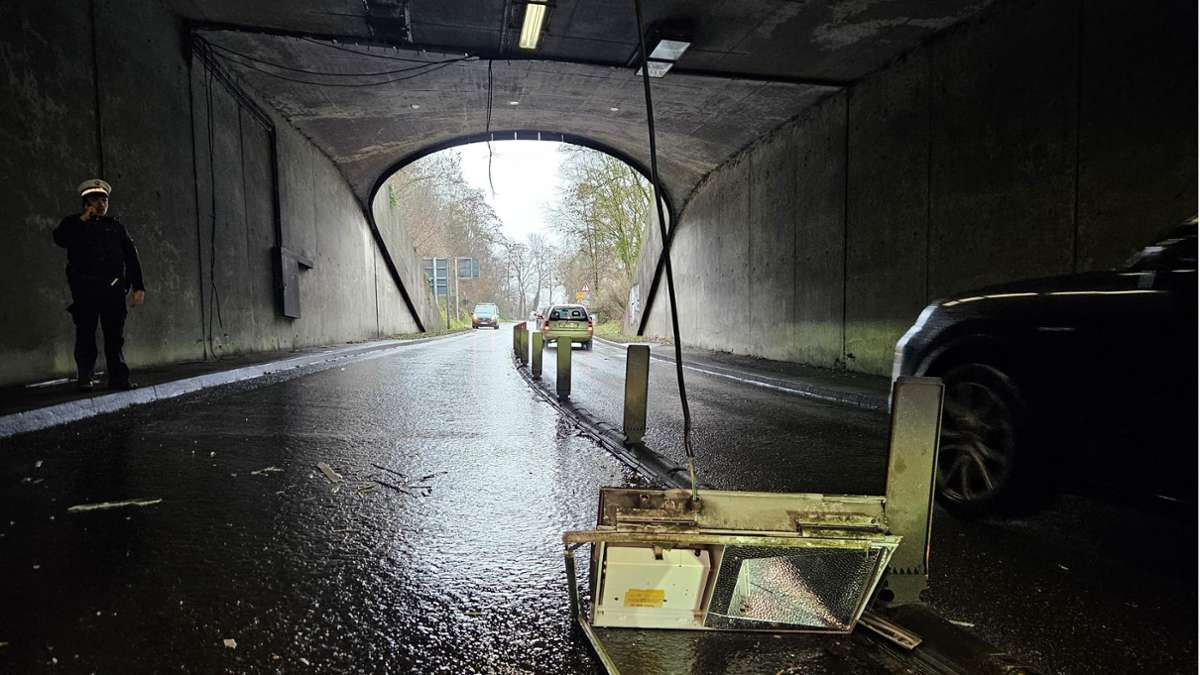 Stuttgart-Süd: Abschleppdienst reißt mit Kran Lampen im Tunnel herunter