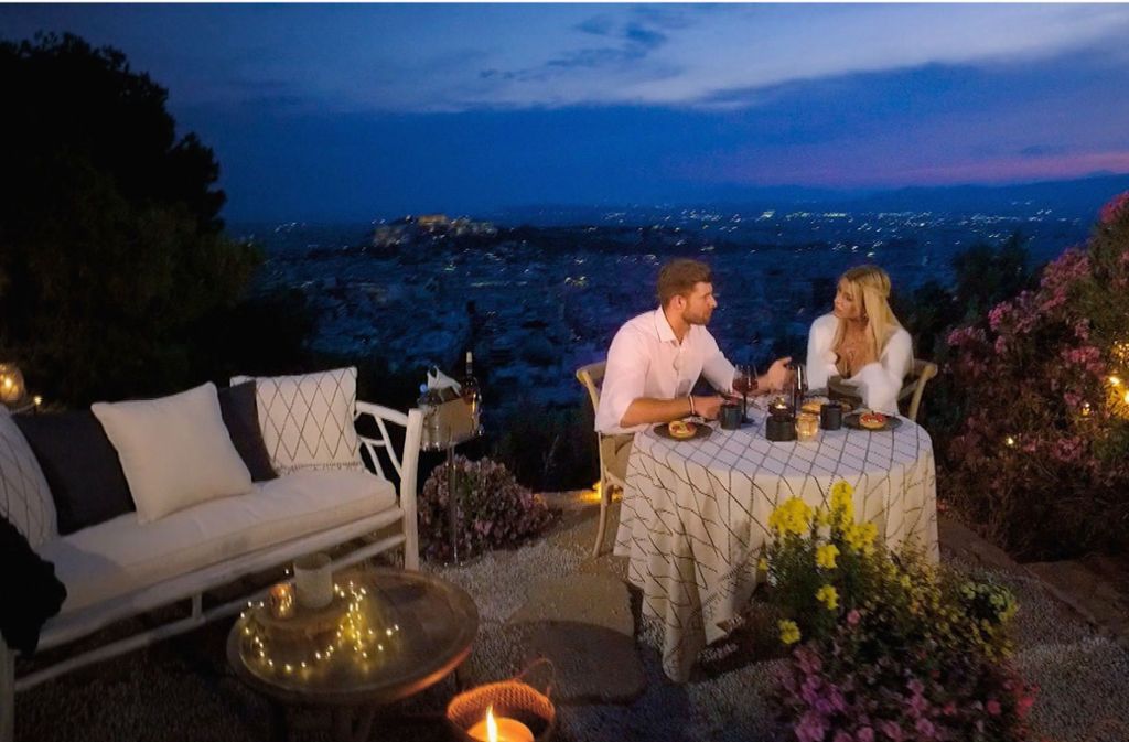 Marco genießt ein romantisches Date über den Dächern Athens.