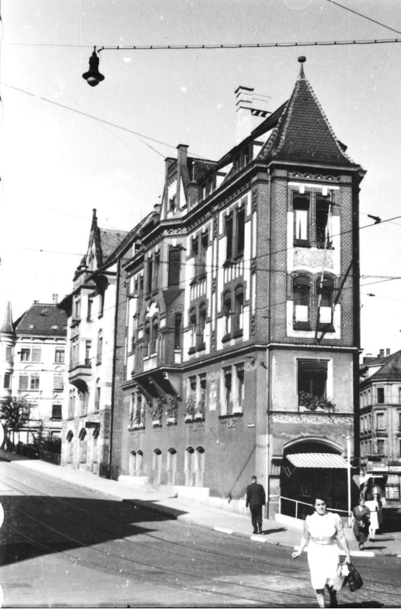 Das Eckgebäude an der Hohenstaufenstraße Richtung Stuttgart-West existiert bis heute.