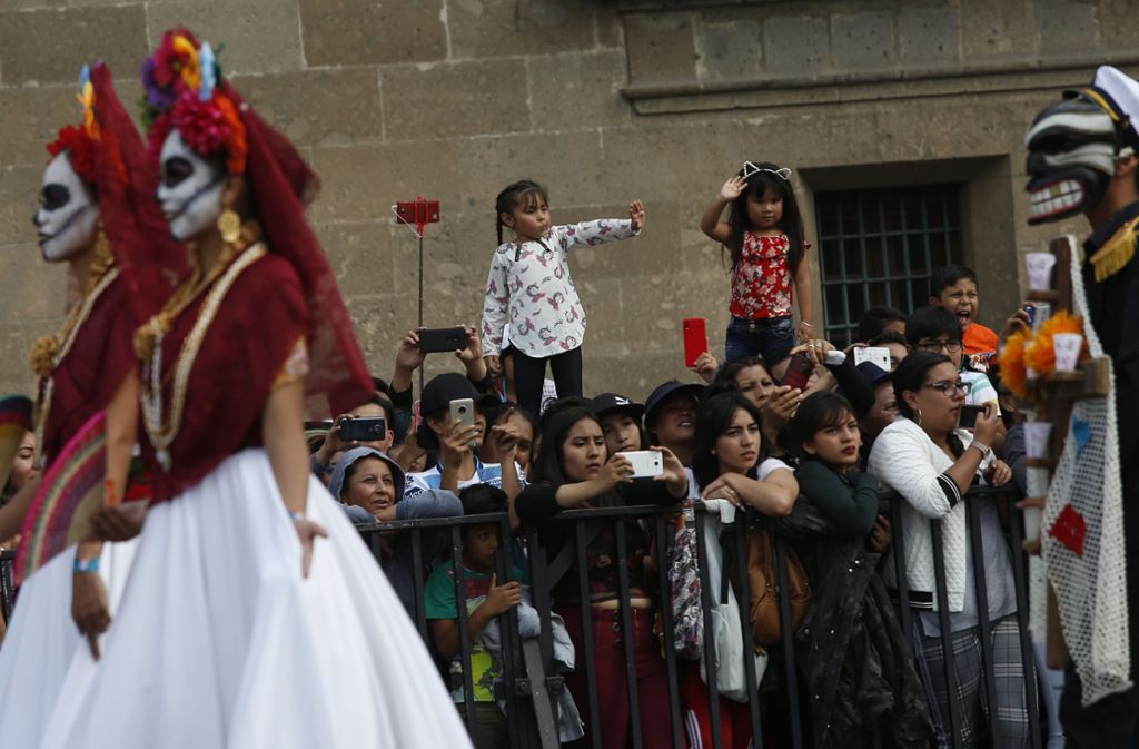 Durch die Unterdrückung des indigenen Glaubens durch die Spanier rückte die Feier in die Nähe von katholischen Feiertagen wie Allerheiligen, ...