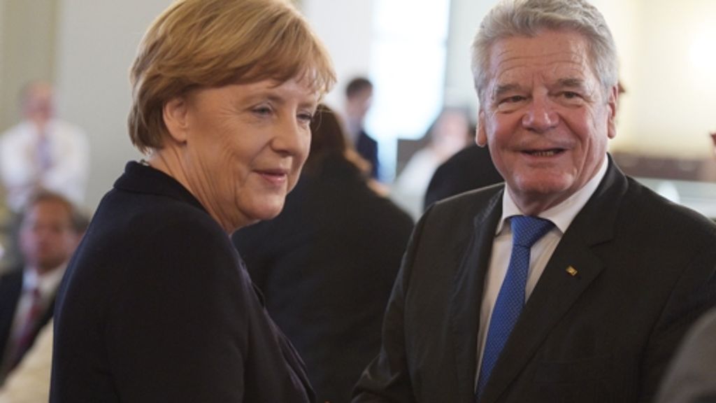  Seit längerem sieht sich die Kanzlerin dem Vorwurf ausgesetzt, bislang kein Flüchtlingsheim besucht zu haben. Jetzt fährt Merkel ausgerechnet ins sächsische Heidenau. Joachim Gauck besucht derweil ein Heim in Berlin. 