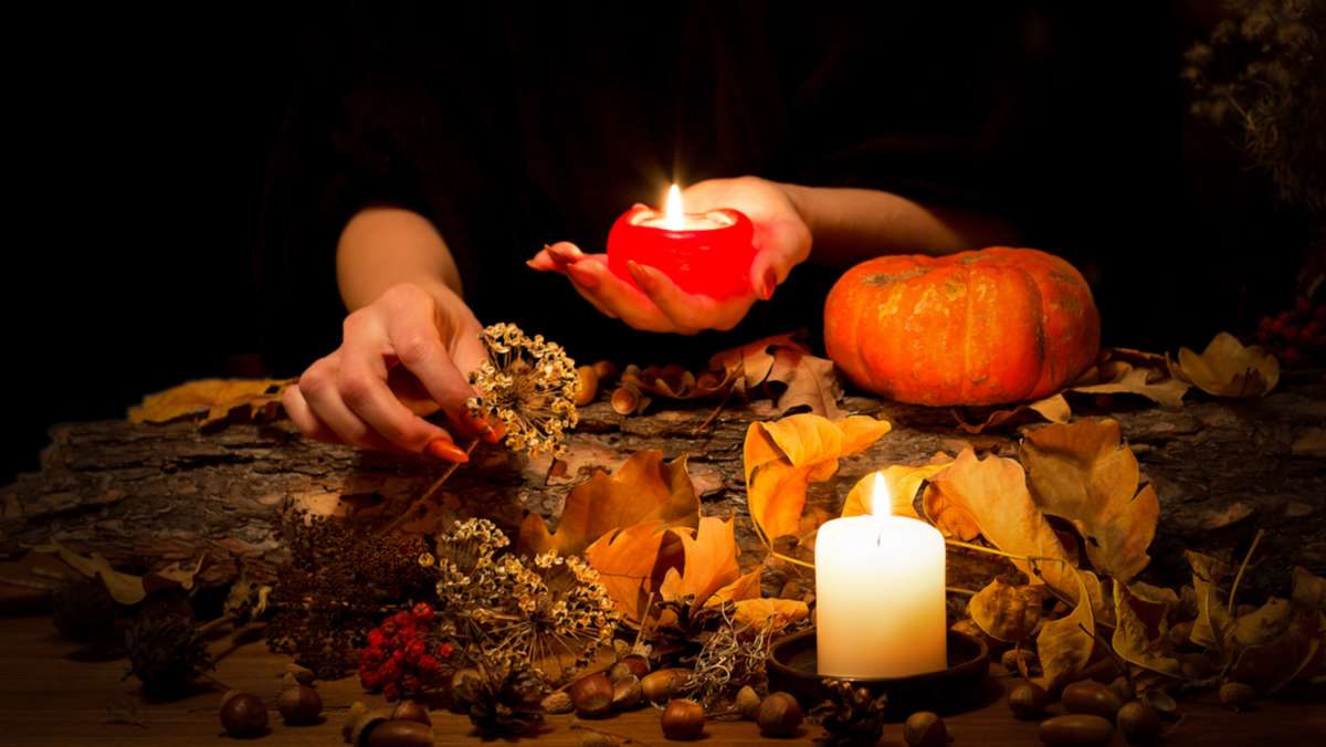 Ist Samhain wirklich der Ursprung Halloweens? Wir betrachten die Geschichte, Bräuche und Bedeutung des keltischen Festes.