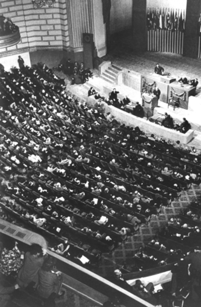 Blick in den Konferenzraum der Oper von San Francisco. Am Rednerpult steht der Kanadier MacKenzie King. Im Opernhaus von San Francisco hatten die 50 Gründungsmitglieder am 26.6.1945 die UN-Charta unterzeichnet.