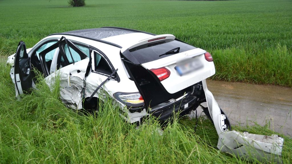 Drei Schwerverletzte im Enzkreis: 18-Jähriger rast mit Mercedes-AMG in den Gegenverkehr