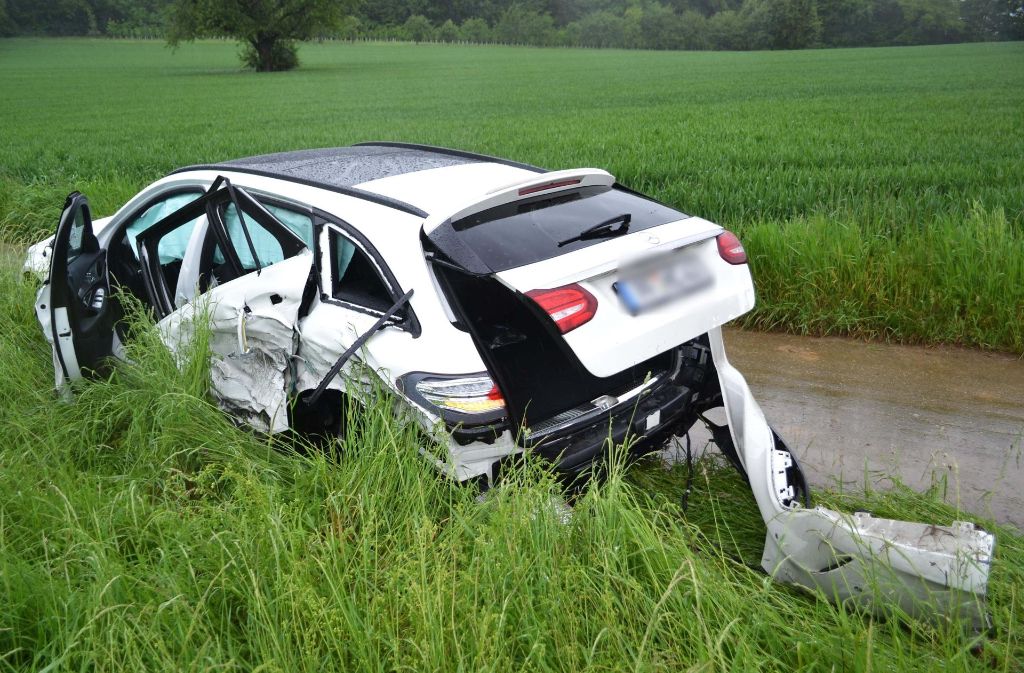Ein 18-Jähriger hat die Kontrolle über seinen Mercedes-AMG verloren.