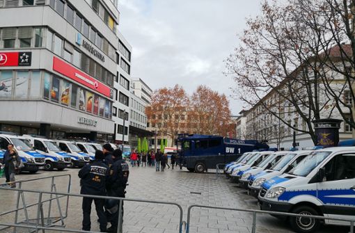 Die Polizei ist auf dem Kronprinzplatz in Stuttgart mit einem Großaufgebot vor Ort. Foto: Fotoagentur Stuttgart – Andreas Rosar