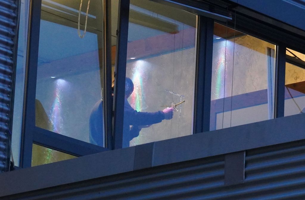 Die Polizei sichert Spuren: Unbekannte haben in Stuttgart-Hedelfingen unter anderem auf das Fenster einer Shisha-Bar geschossen. Foto: Fotoagentur-Stuttgart/Andreas Rosar