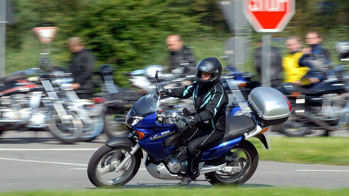  Freundliches Gespräch statt strenge Kontrolle: Nach diesem Motto ist die Polizei bei einem groß angelegten Aktionswochenende in den Landkreisen Böblingen und Ludwigsburg auf Motorradfahrer zugegangen. Das kam offenbar gut an bei den Bikern. 