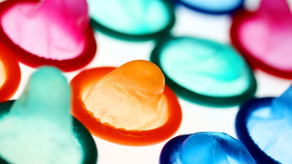  Bis 2015 waren Kondome in Kuba Mangelware. Doch seitdem die Regierung den Import erhöht hat, erfreut sich das Gummi auch in ganz anderen Lebensbereichen großer Beliebtheit - und verändert so Fischerei und Weinherstellung. 