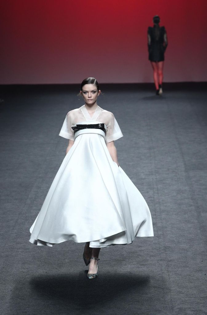 Das Model trägt ein Kleid der Firma The 2nd Skin Co., welches ausschließlich Mode für Frauen kriiert.