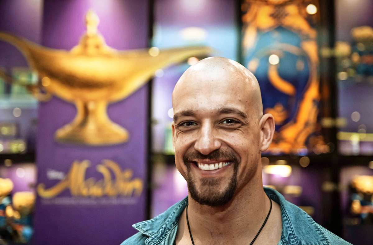 Maximilian Mann, der im Musical Aladdin den Flaschengeist verkörpert, hat sich auch in den ersten Lockdown-Monaten den Kopf rasiert, wie es auch seine Rolle verlangt.