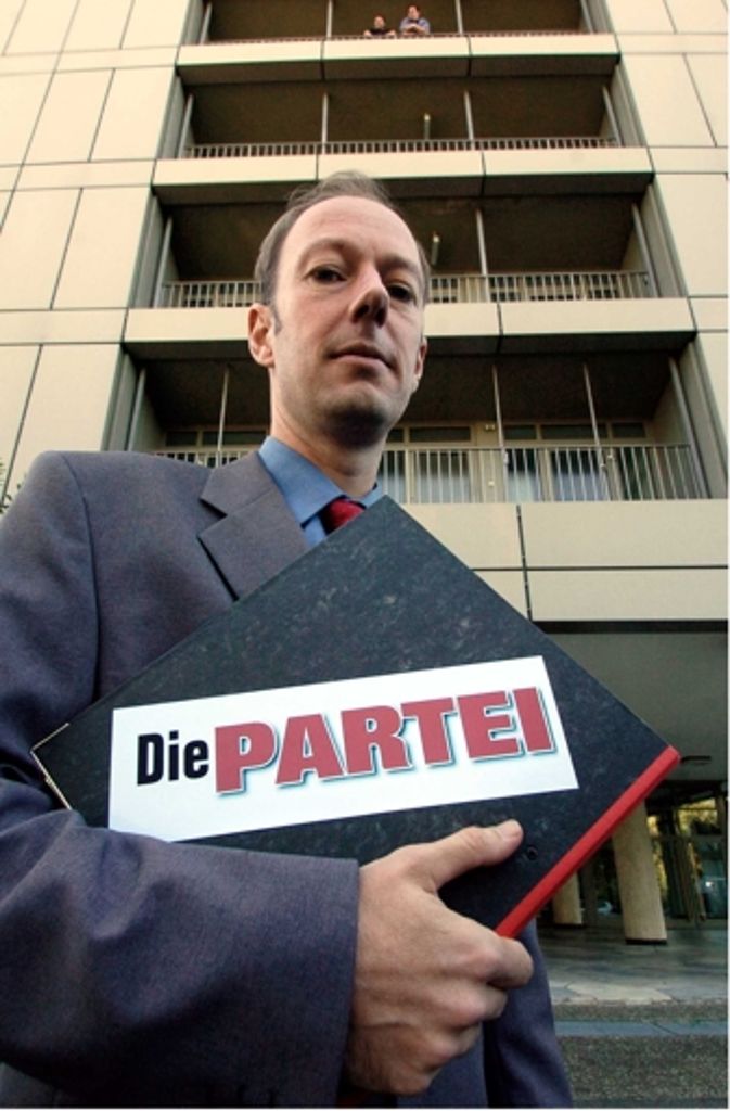 Als Spitzenkandidat seiner Partei für Arbeit, Rechtsstaat, Tierschutz, Elitenförderung und basisdemokratische Initiative – „Die PARTEI“, die parodistisch-satirischen Charakter hat, aber juristisch eine normale deutsche Partei darstellt, darf er im EU-Parlament über europäische Themen abstimmen.