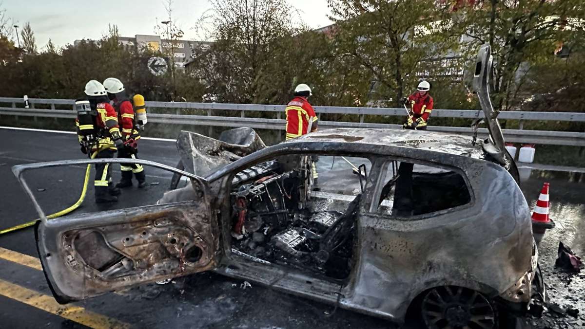 Vollsperrung der B27 bei Echterdingen: Pkw brennt nach Auffahrunfall vollständig  aus