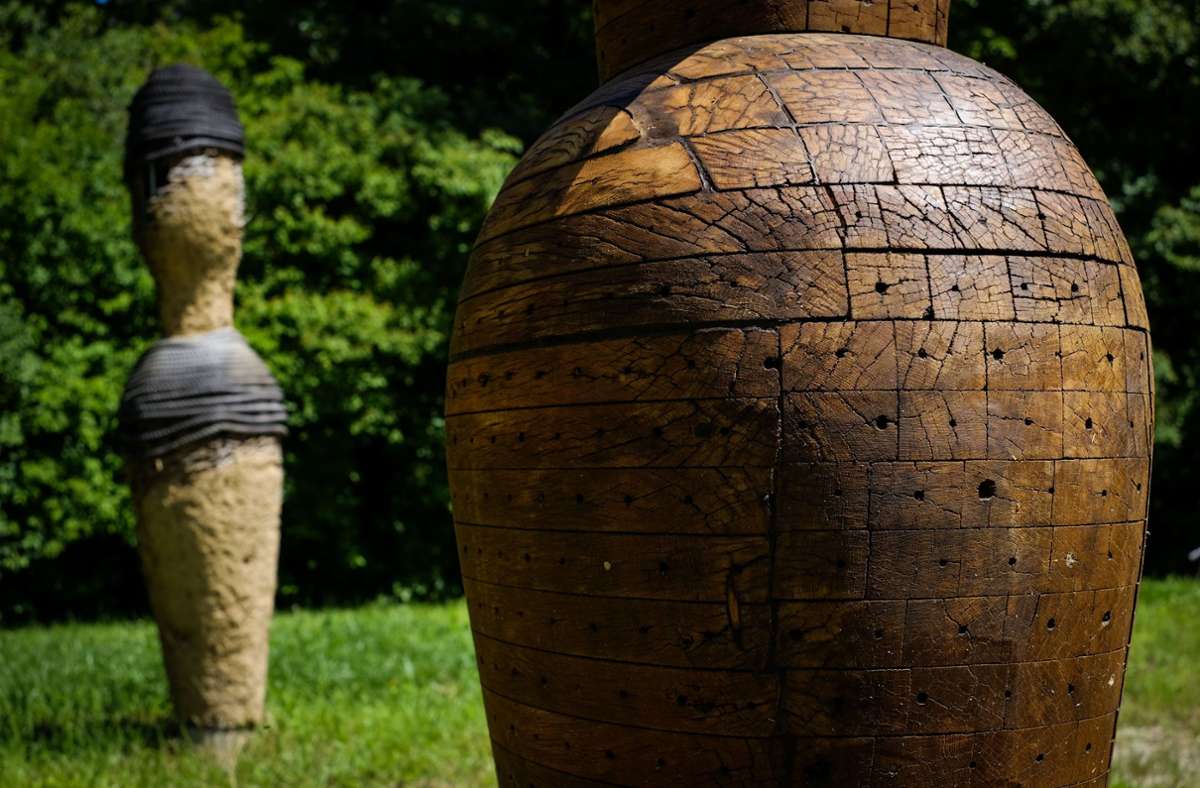 Die Skulpturen bestehen aus bienengerechten Materialien wie zum Beispiel Eichenholz, das antiseptisch wirkt.