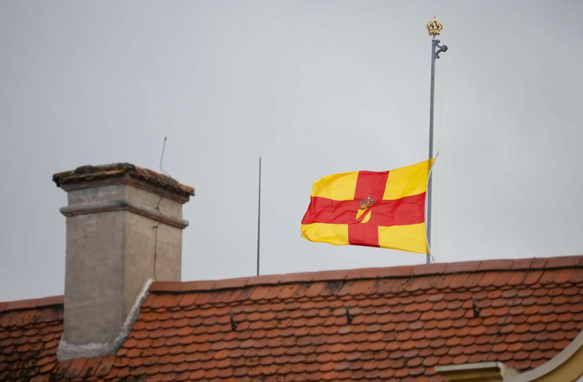 Die Fahne über dem Salemer Schloss weht auf Halbmast.