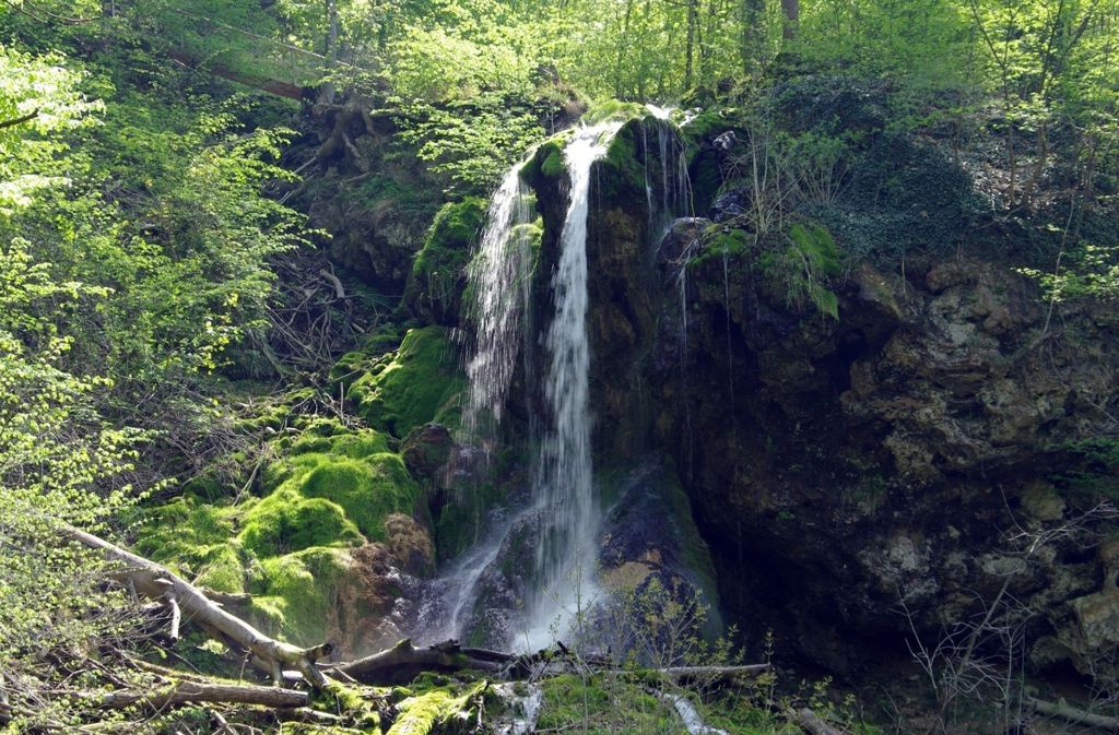 Das Naturdenkmal Neidlinger Wasserfall ist ein beliebtes Ausflugsziel.