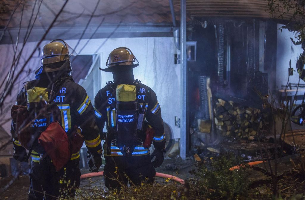 Die Einsatzkräfte fanden ein brennendes Gartenhaus vor.