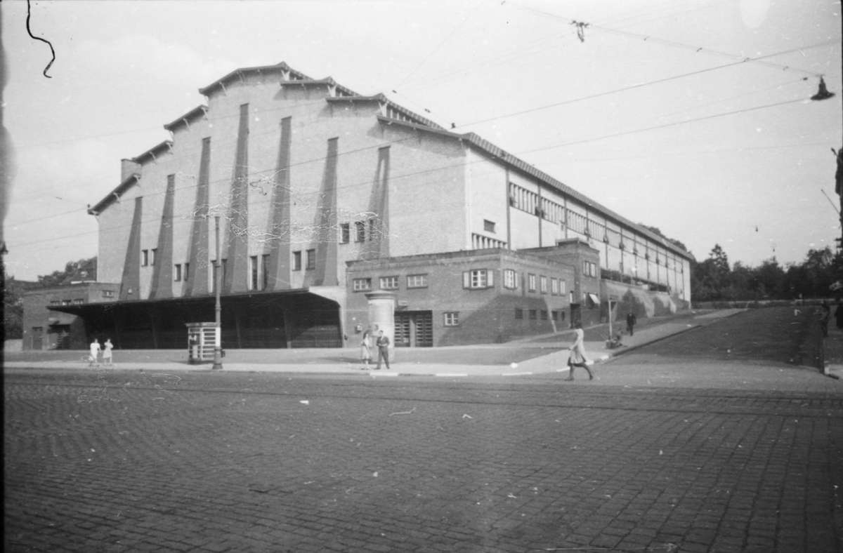 Wo heute das SWR-Funkhaus ist, stand damals die Stadthalle. Sie war 1925/26 errichtet worden. Im Oktober wurde sie bei einem Bombenangriff stark beschädigt.