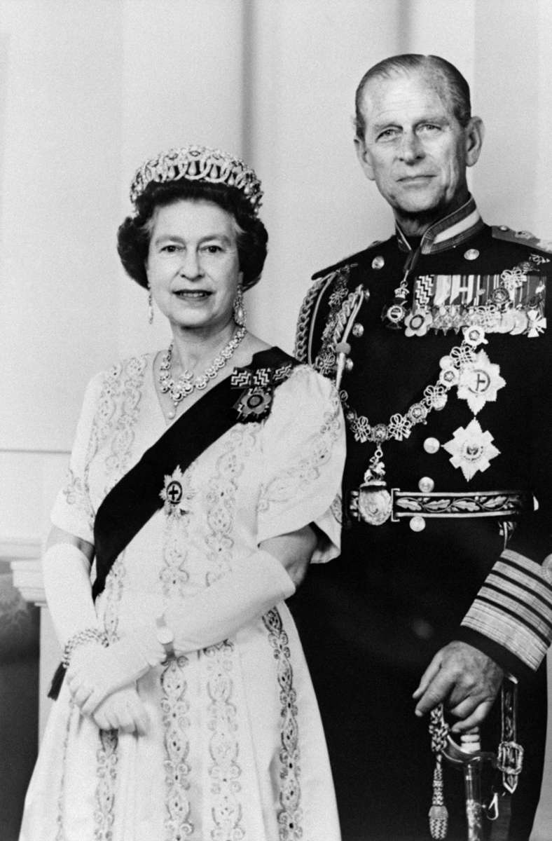 1987: Im vollen Ornat – die Queen und Prinz Philip auf einem offiziellen Foto.